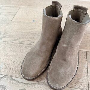 Vince Sawyer tan suede Chelsea boots shearling lined women’s 7M/37.5